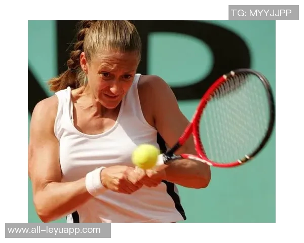 皮尔斯夜店偷瞄性感美女的紧张瞬间只需半秒钟的转头反应