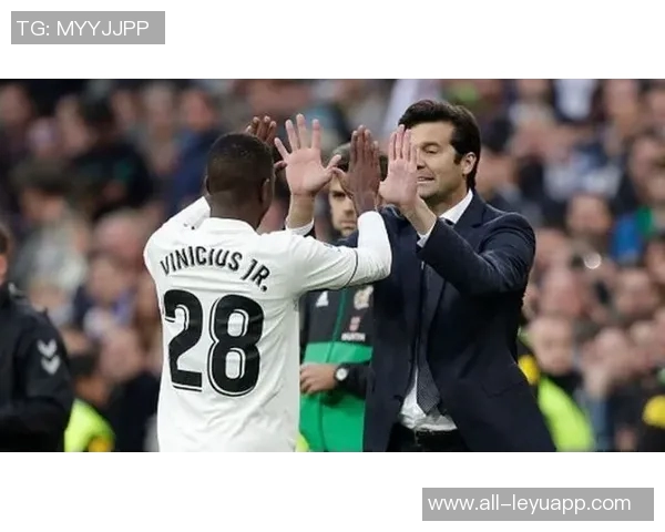 维尼修斯与女友携手米利唐夫妇共度摩纳哥假期心情愉悦庆祝国家德比胜利